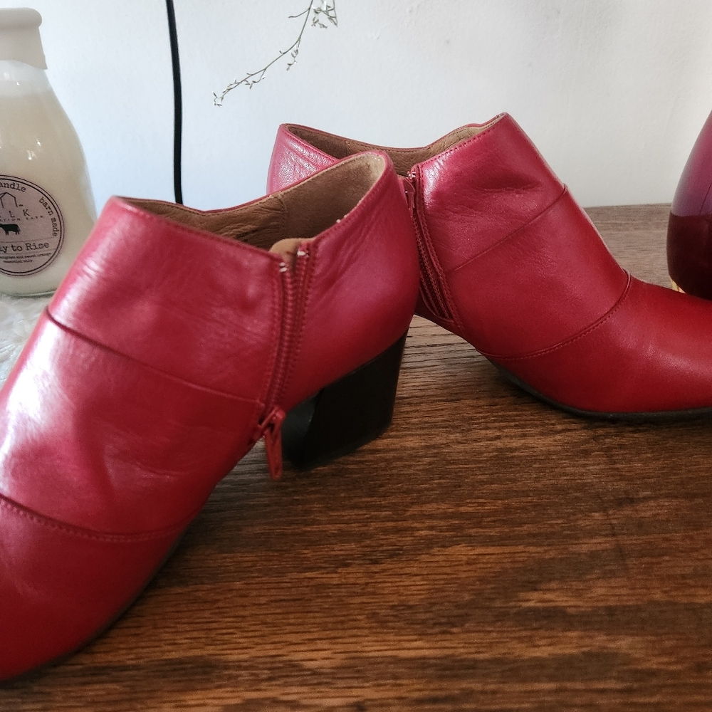 New Miz Mooz Red Leather Bootie Heels size 38 or 7 to 7.5 - Picture 2 of 5